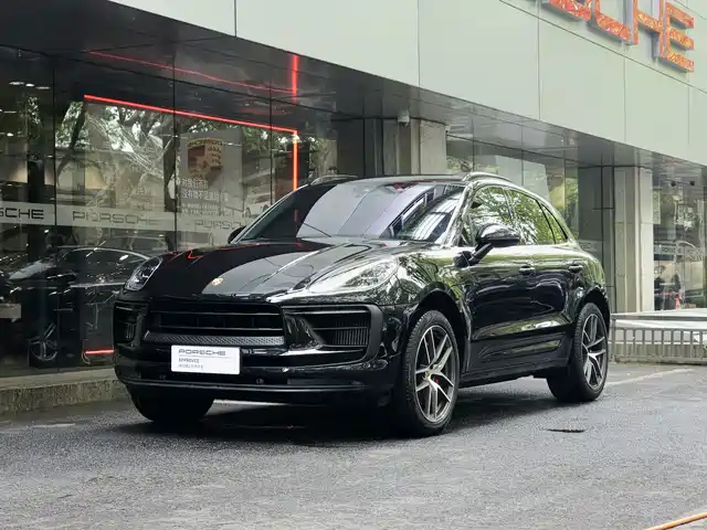 PORSCHE MACAN