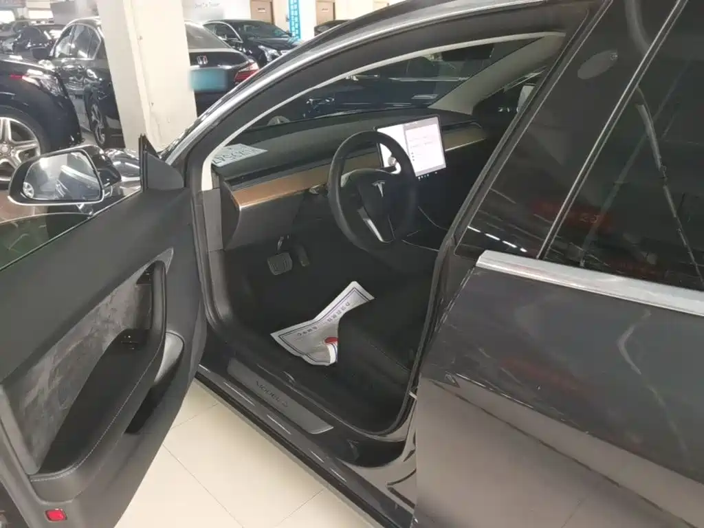 Фото 15 - Tesla Model 3