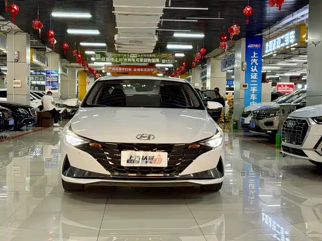 Hyundai Elantra 2022 1.5L CVT LUX Premium Edition — фото 2