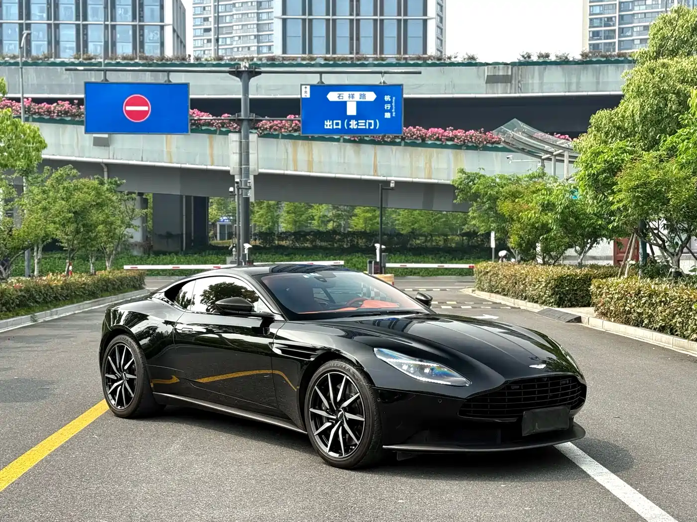 Aston Martin DB11 2022 4.0T V8 Coupe фото 2