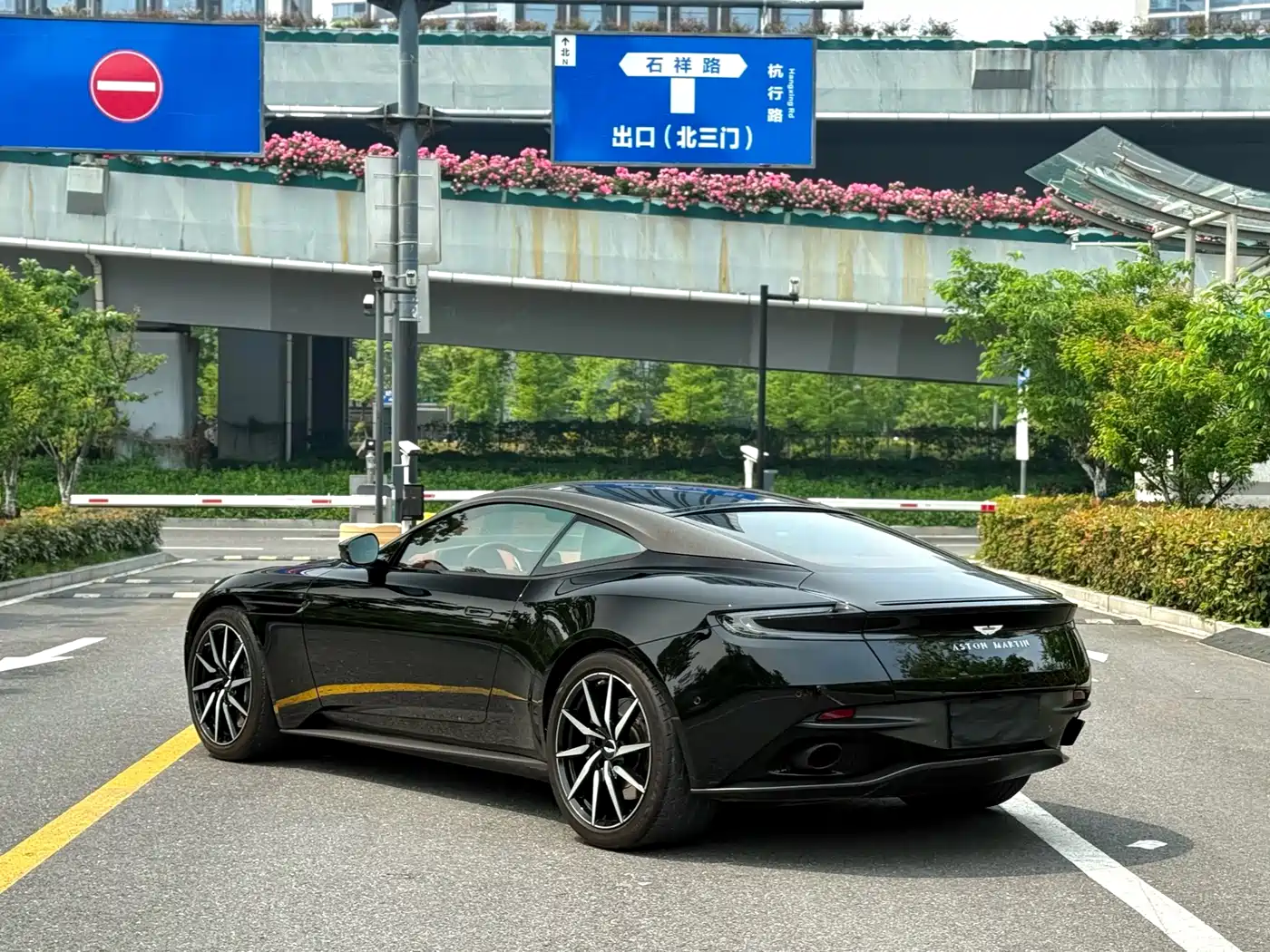 Aston Martin DB11 2022 4.0T V8 Coupe фото 9