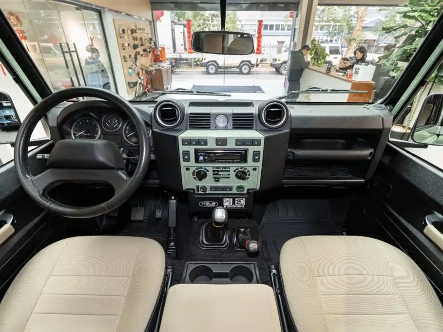 Land Rover Defender фото 8