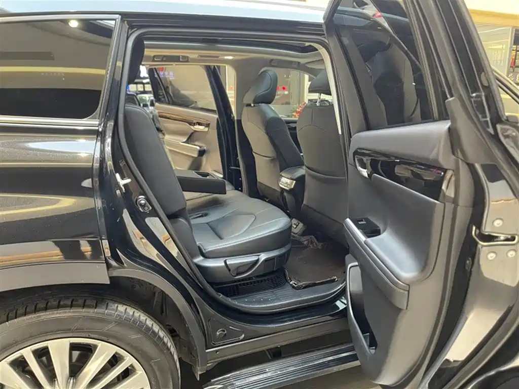 Toyota Highlander 2023 2.5L Smart Hybrid Dual Engine AWD Premium 7-Seater фото 22