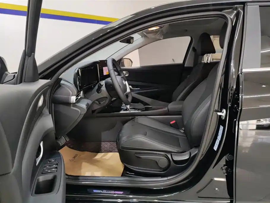 Hyundai Elantra 2023 1.5L CVT GLX Elite Edition фото 9
