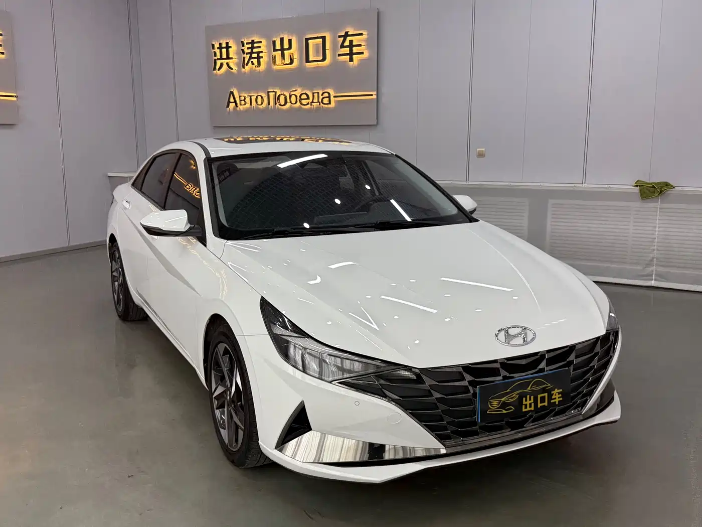 Hyundai Elantra 2022 1.5L CVT LUX Premium Edition фото 2