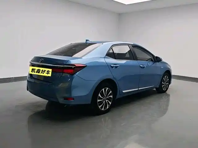 Toyota Corolla 2016 Dual Hybrid 1.8L E-CVT Elite Edition фото 4