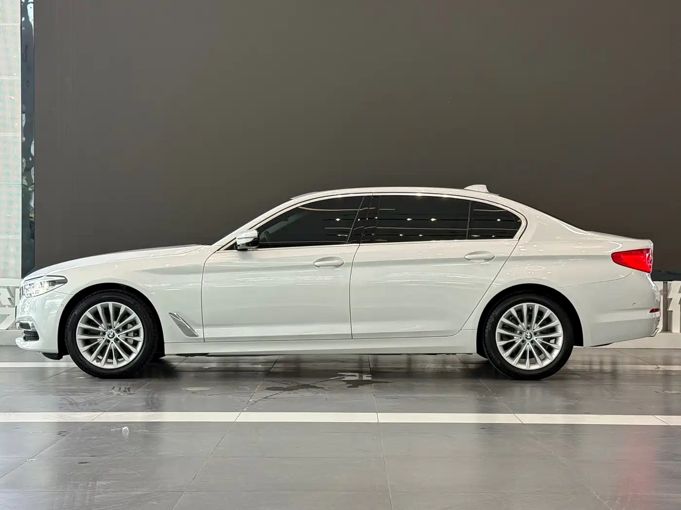 BMW 5 Series 2020 530Li Premium Luxury Package фото 4