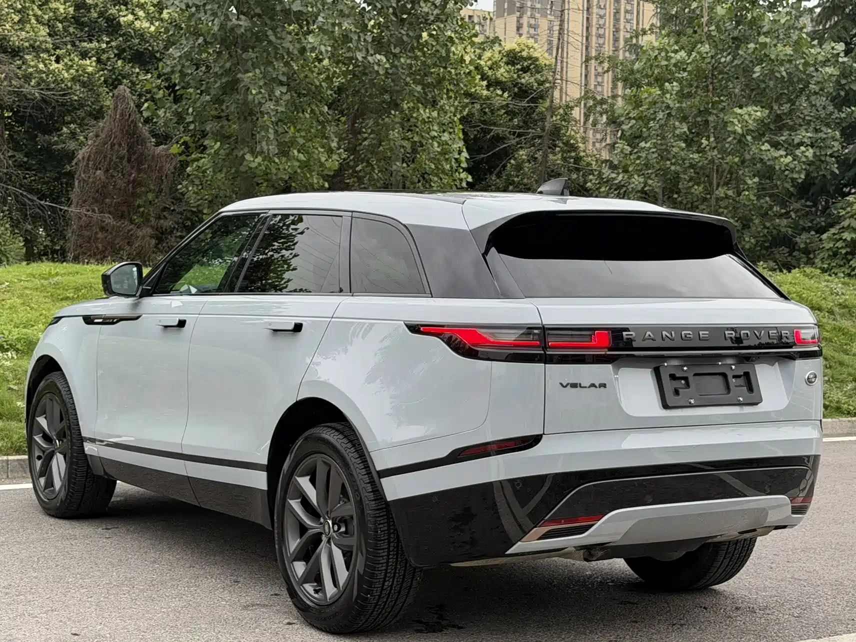 Photo 14 - Land Rover Range Rover Velar