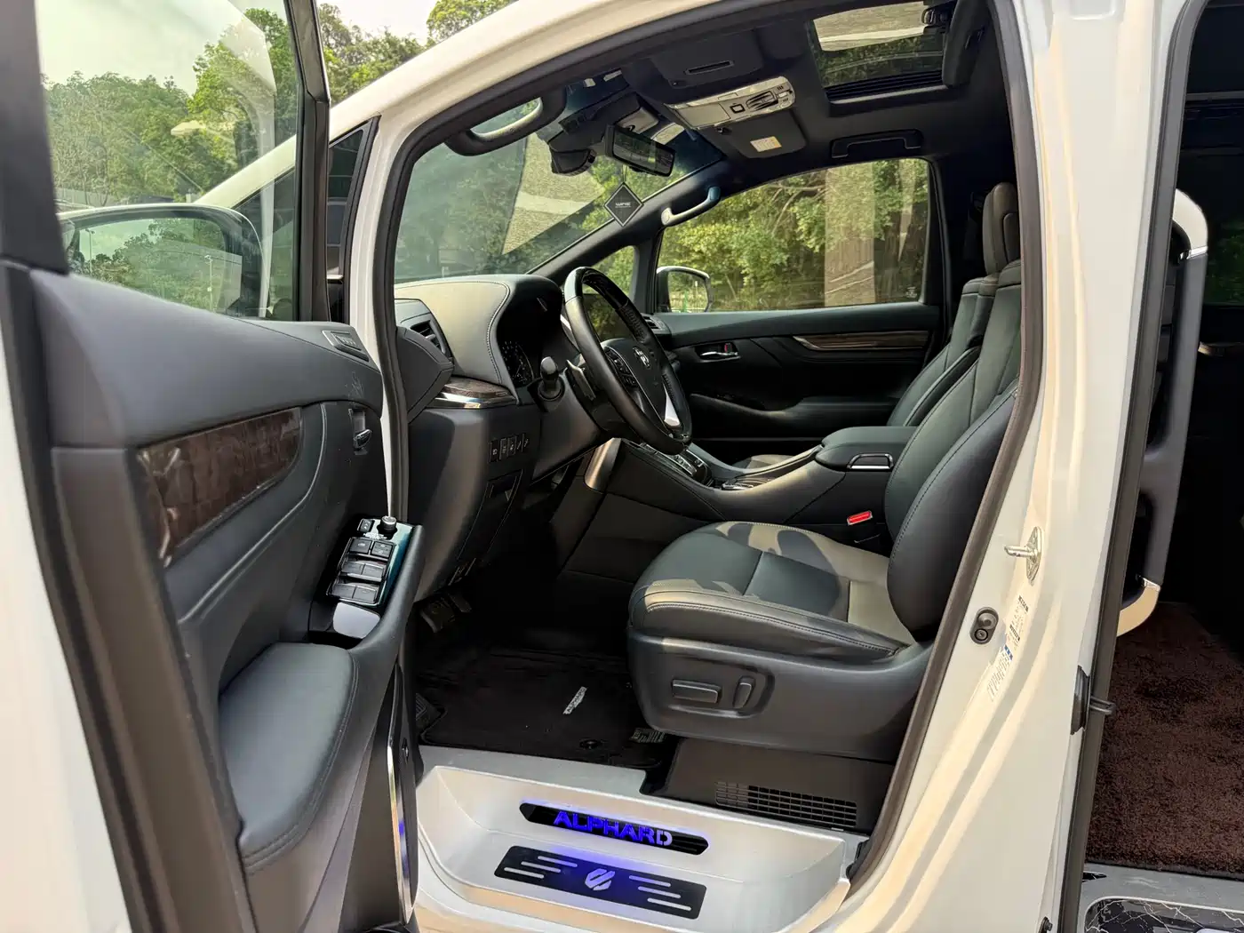 Toyota Alphard 2021 Hybrid 2.5L Premium фото 4