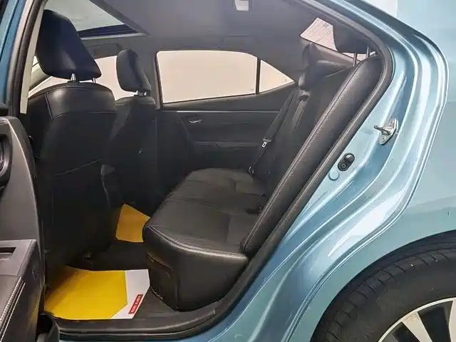 Toyota Corolla 2016 Dual Hybrid 1.8L E-CVT Elite Edition фото 8