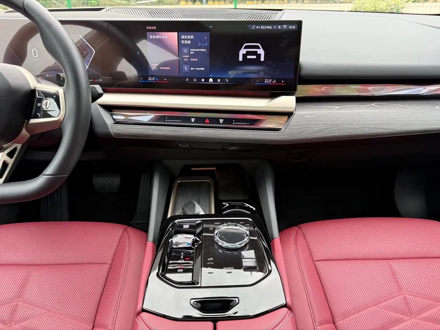 BMW 5 Series 2025 530Li Premium M Sport Package фото 8
