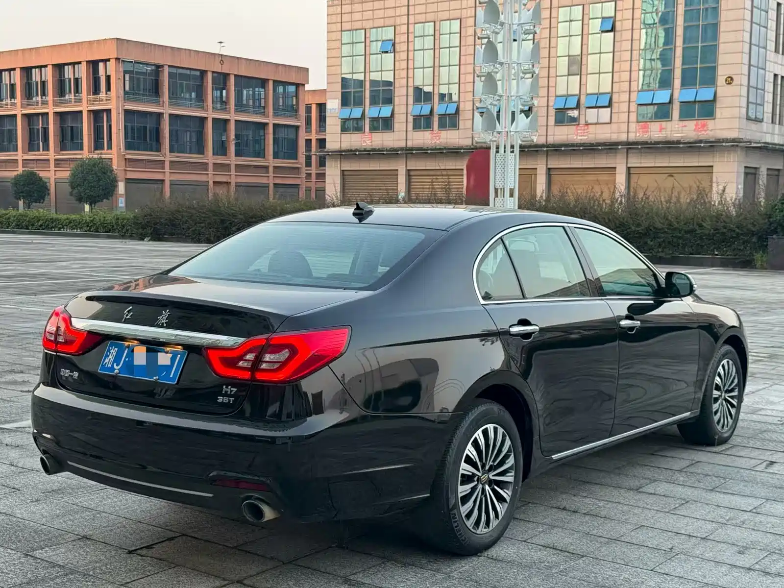 Photo 9 - Hongqi H7
