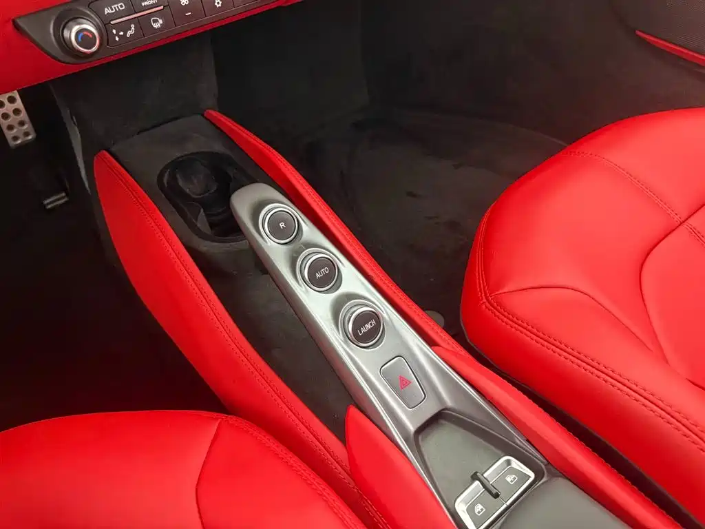 Фото 7 - Ferrari F8