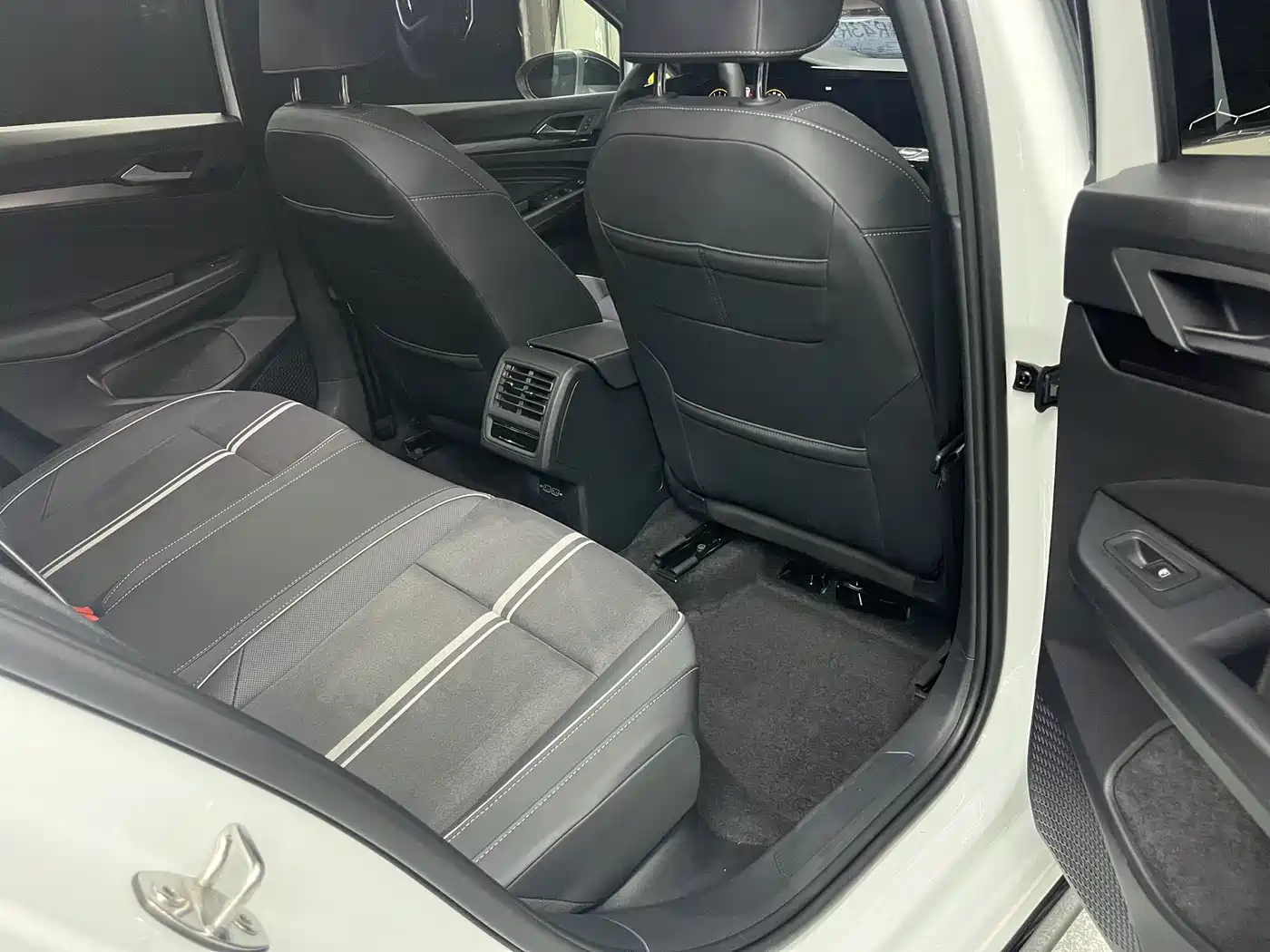 Volkswagen Golf 2023 Facelift 280TSI DSG R-Line Lite фото 9