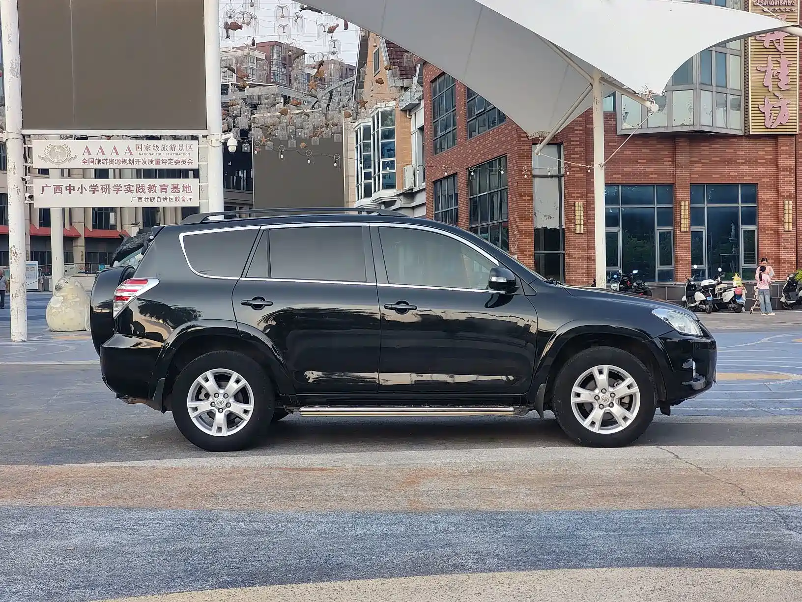 Фото 8 - Toyota RAV4