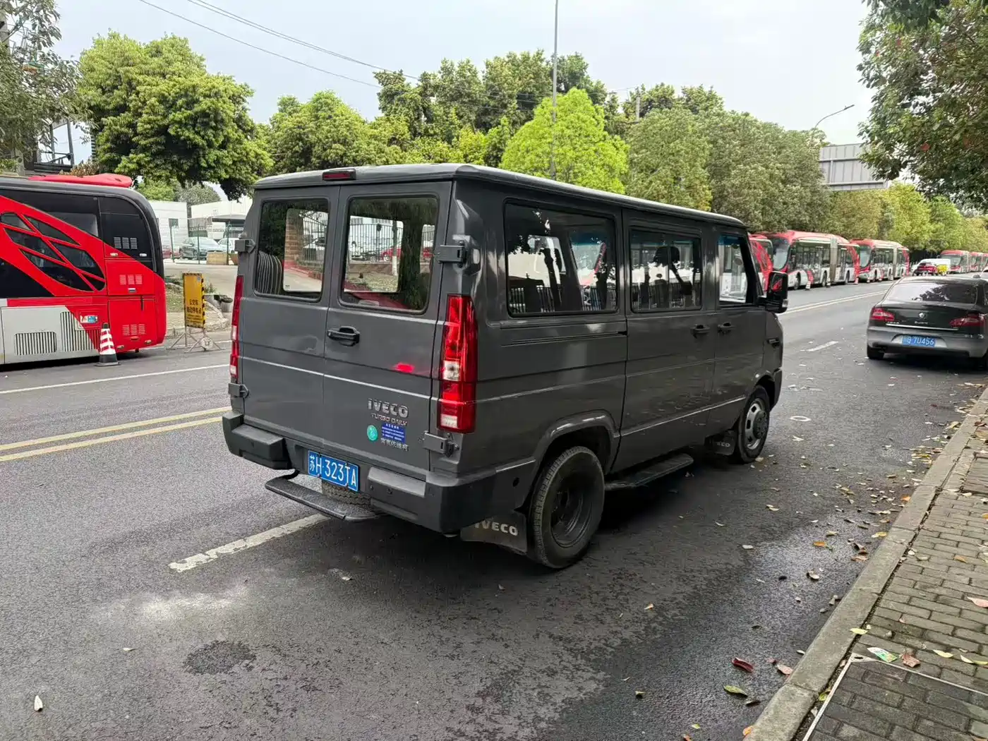 Iveco Daily 2023 2.5T A35M1 Short Wheelbase Low Roof Dual Tire Manual Door 5-9 Seater фото 4