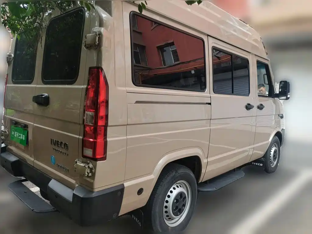 Iveco Daily 2023 2023 2.5T A35M1 Short Wheelbase Medium Roof Single Tire Sliding Door 5-9 Seats