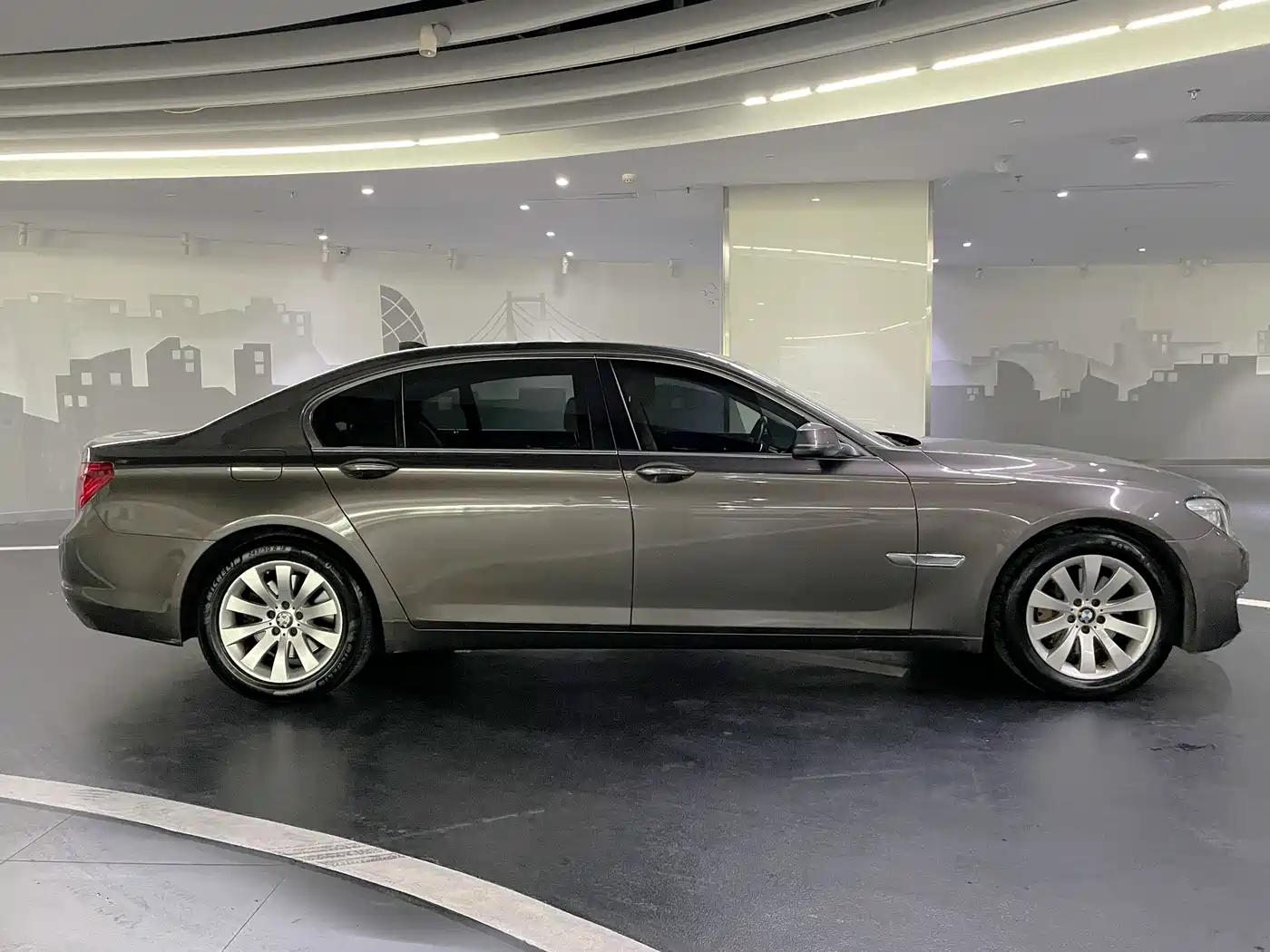BMW 7 Series 2013 Model 740Li Leading фото 7