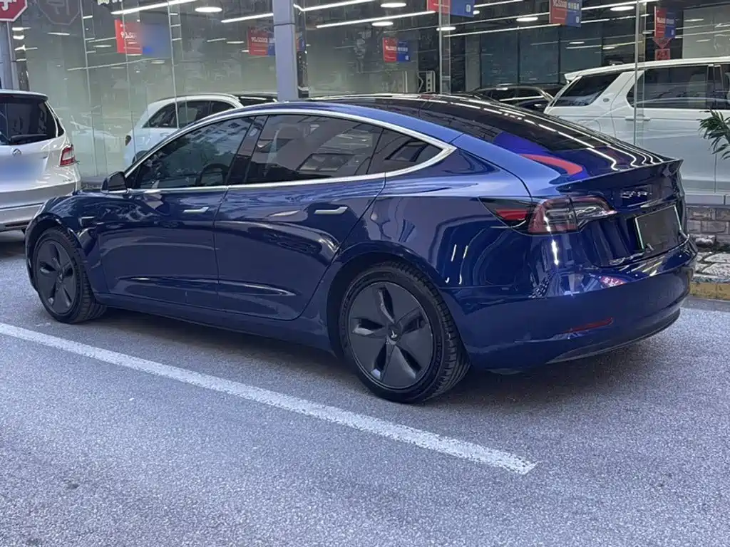 Фото 21 - Tesla Model 3