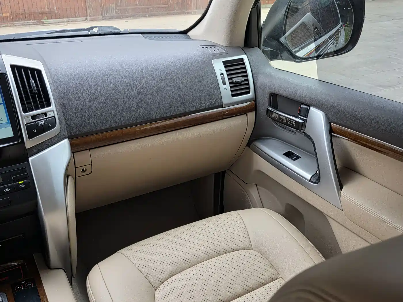 Toyota Land Cruiser (Import) 2015 4.0L V6 Middle East Limited Edition фото 16