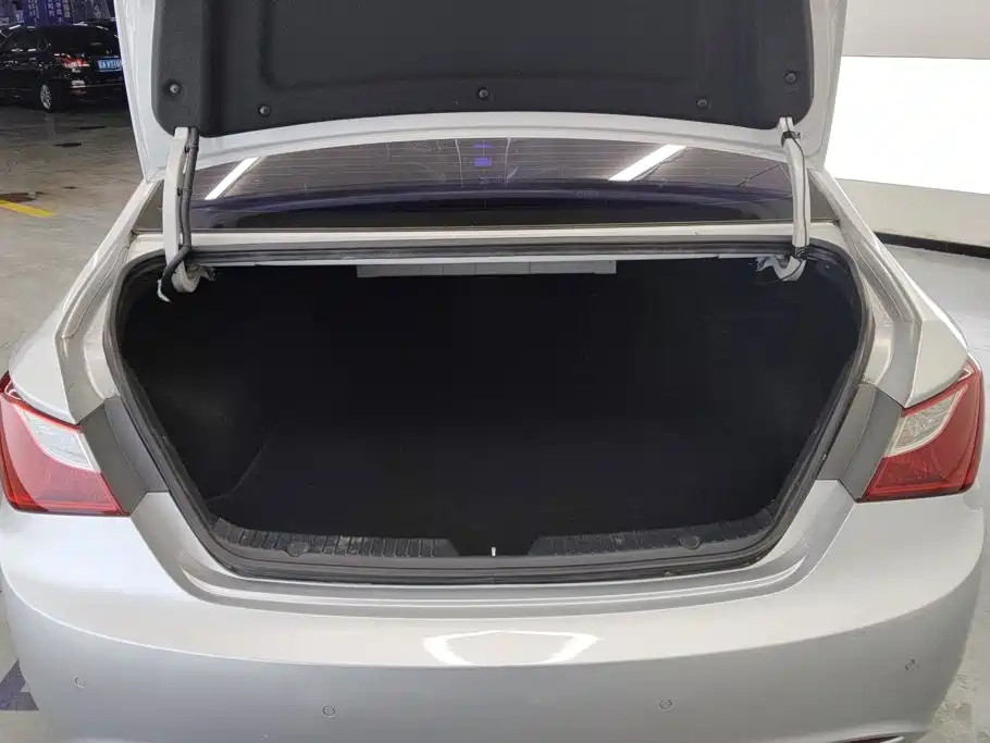 Photo 4 - Hyundai Sonata