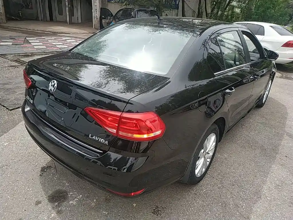 Volkswagen Lavida 2015 1.6L Automatic Comfort Edition фото 7
