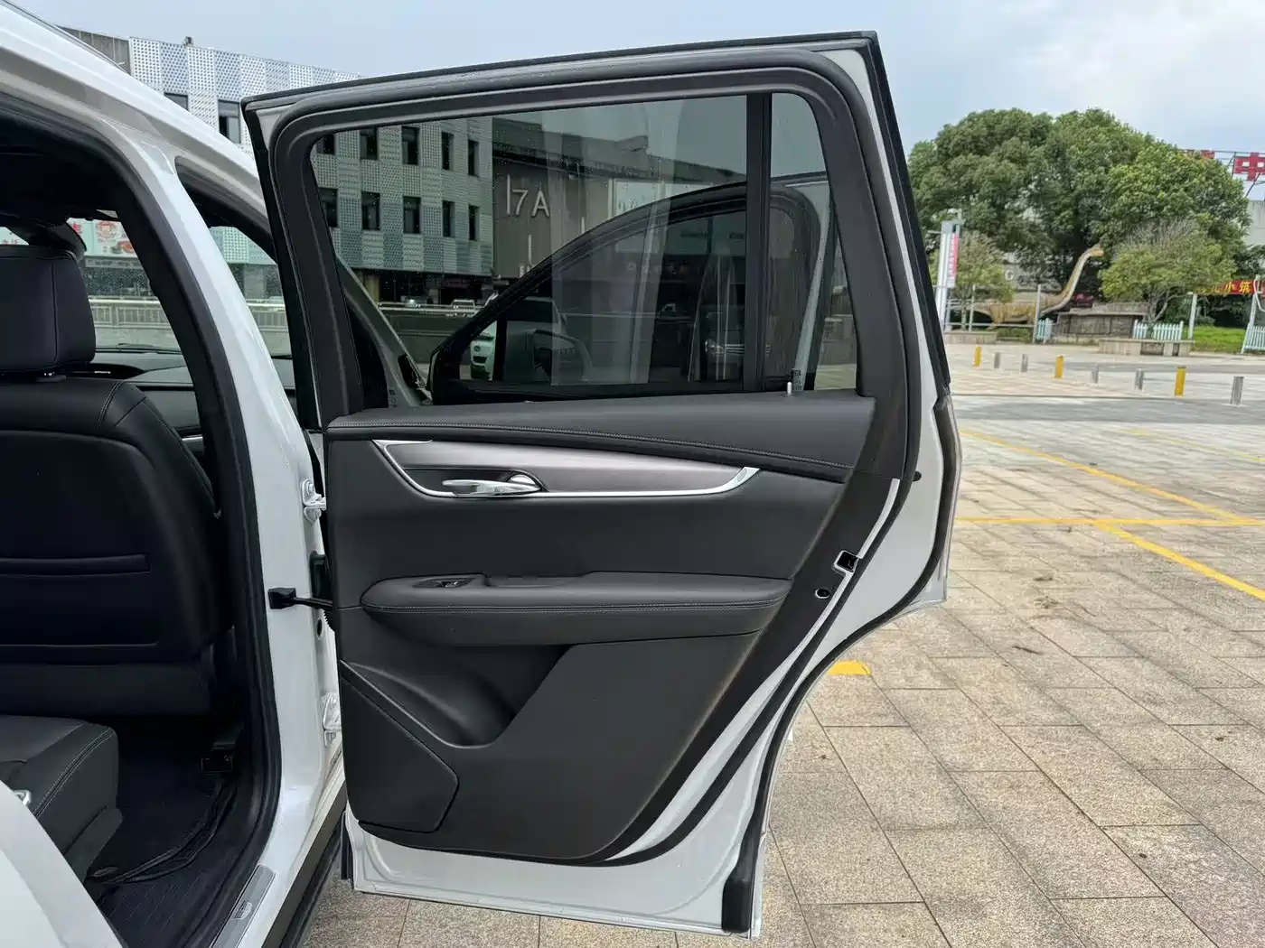 Photo 21 - Cadillac XT6