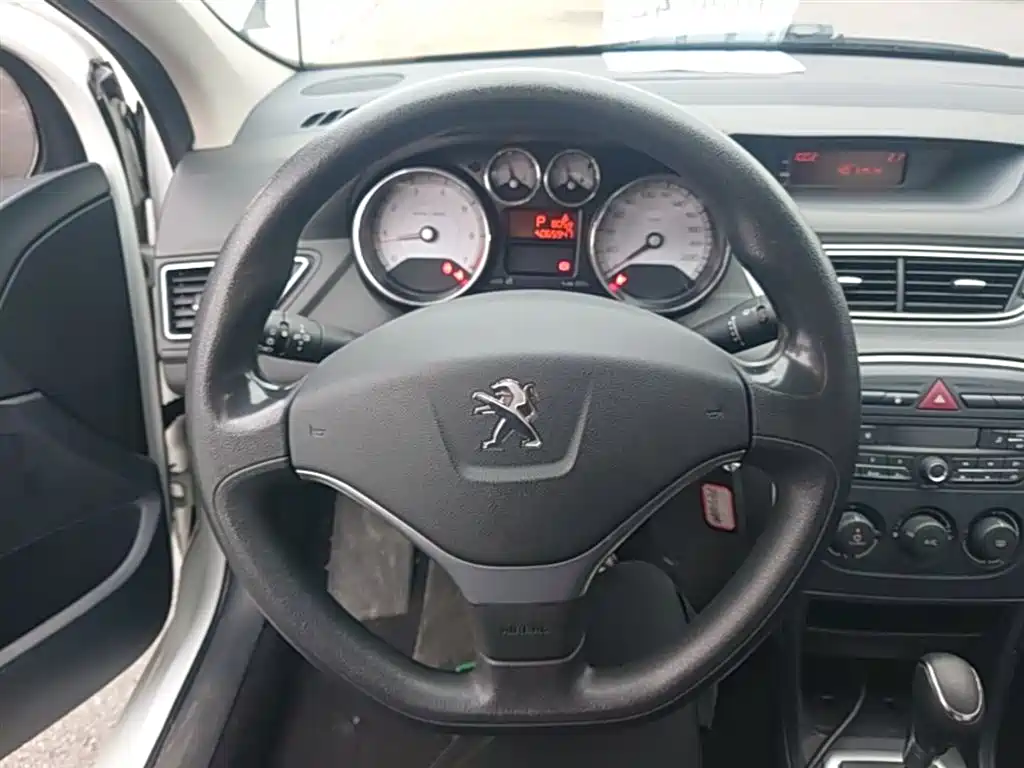 Peugeot 308 2014 Model Joy Edition Classic 1.6L Automatic Superior Style фото 11