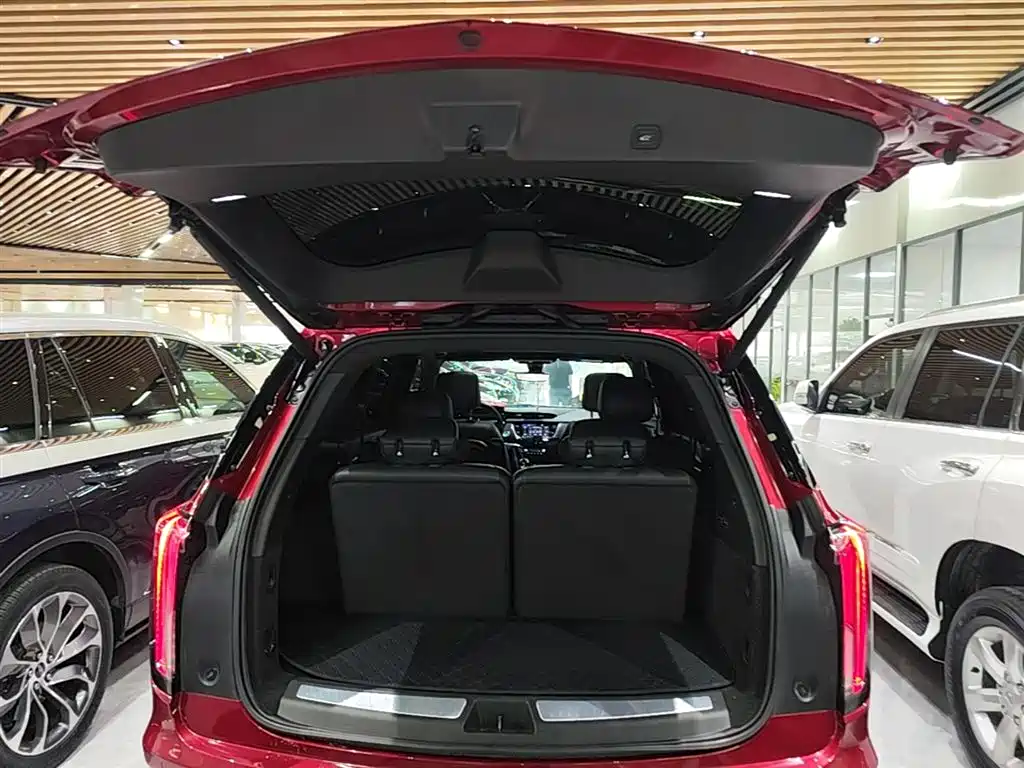 CADILLAC XT6