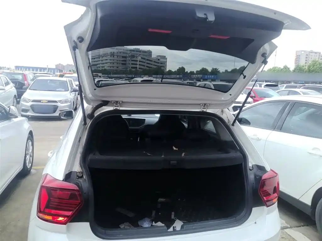 Volkswagen Polo 2019 Plus 1.5L Automatic Panorama Enjoyment Edition фото 19