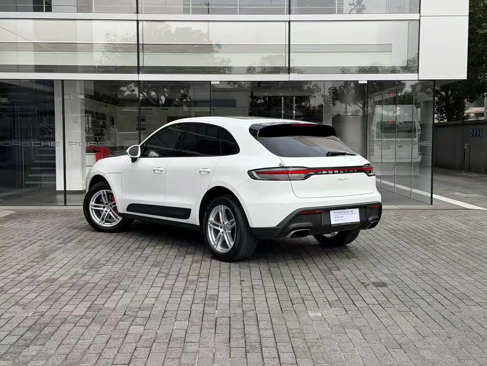 Photo 3 - Porsche Macan