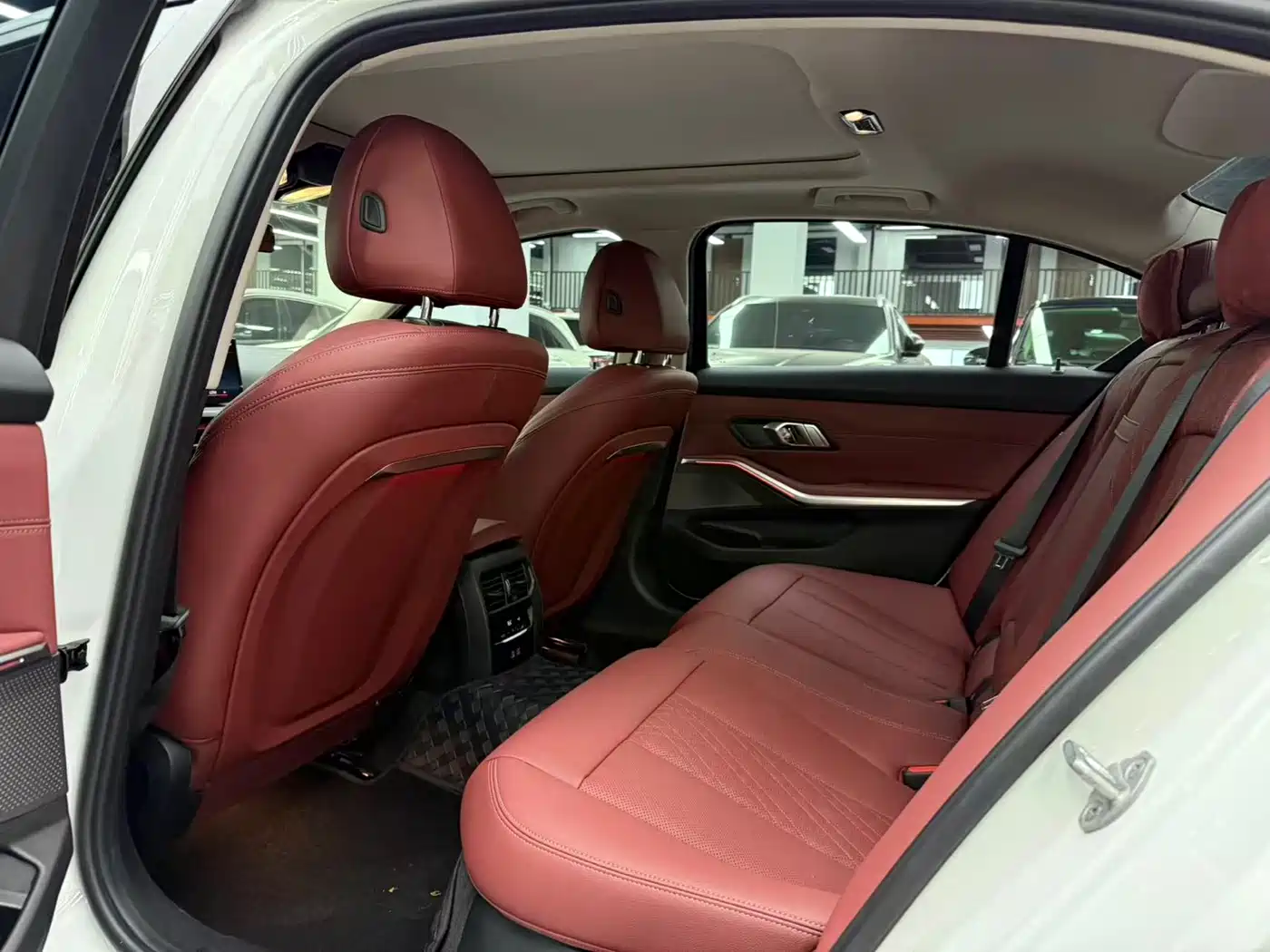 BMW 3 Series 2026 325Li M Sport Package фото 8