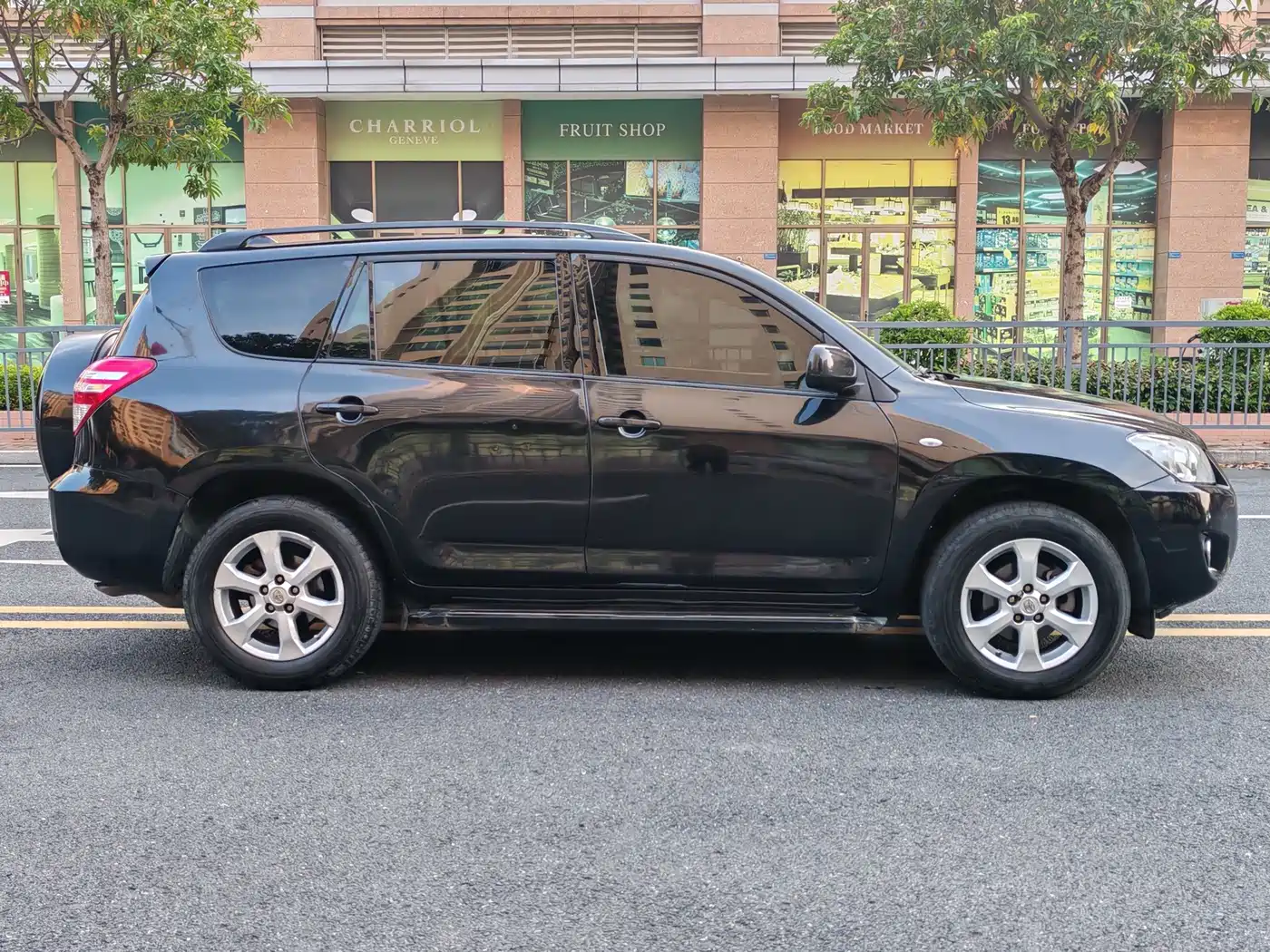 Photo 3 - Toyota RAV4 Rongfang