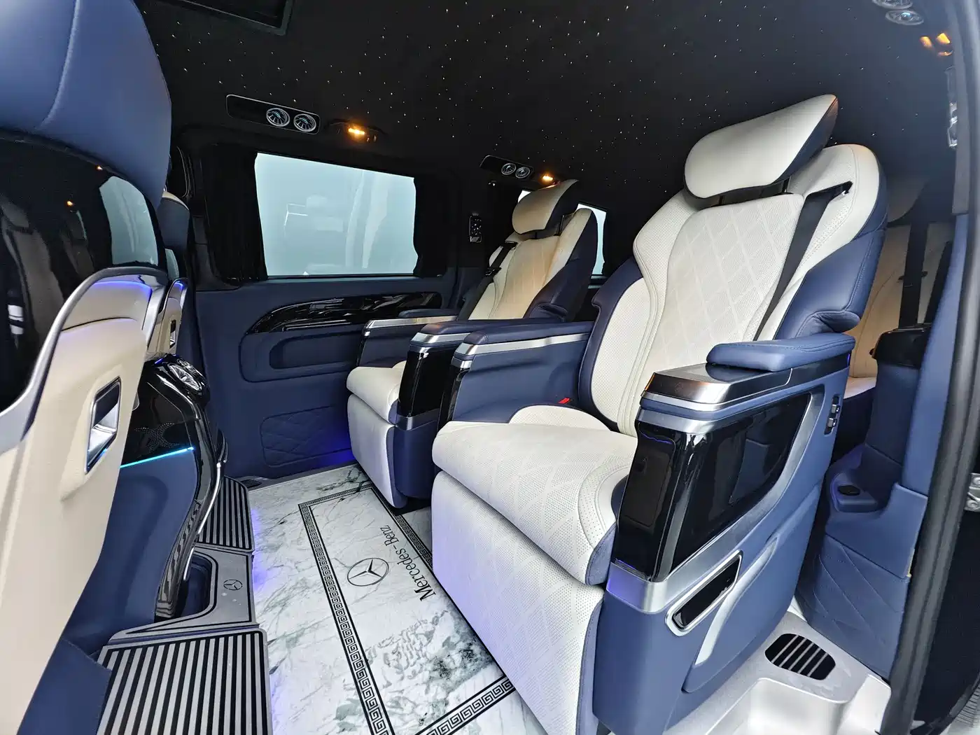 Mercedes-Benz Vito 2023 2.0T Business 7-Seater фото 10