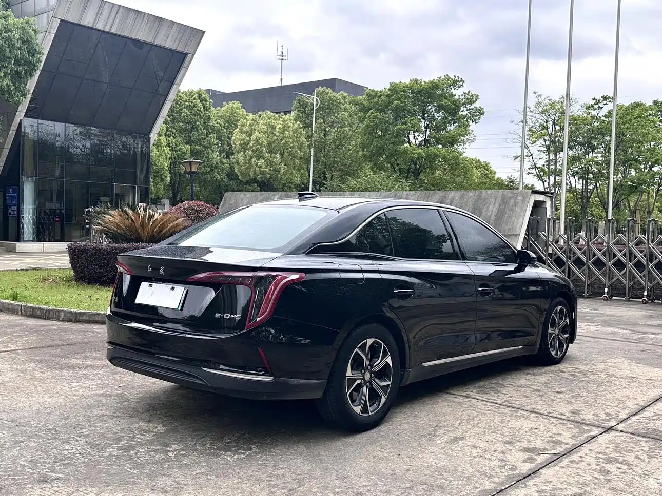 Photo 20 - Hongqi E-QM5