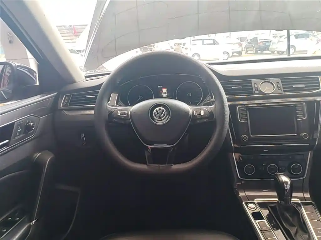 Volkswagen Passat 2017 330TSI DSG Luxury фото 11