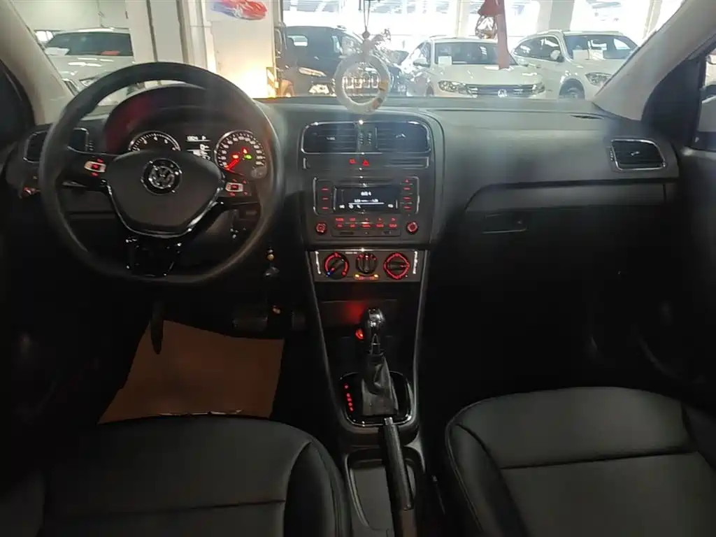 Volkswagen Polo 2016 1.6L Automatic Comfort фото 10