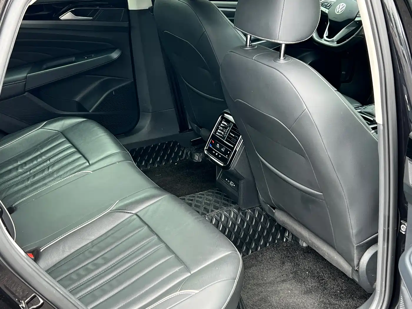 Volkswagen Passat 2022 330TSI Starlight Elite Edition фото 10