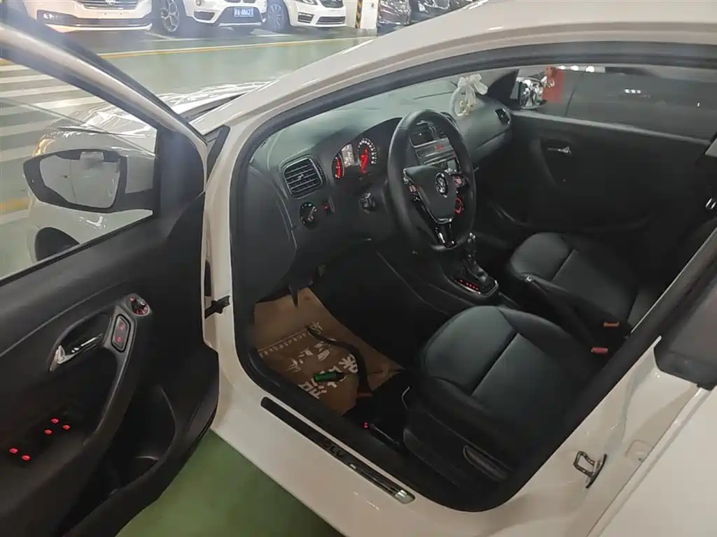 Volkswagen Polo 2016 1.6L Automatic Comfort фото 16