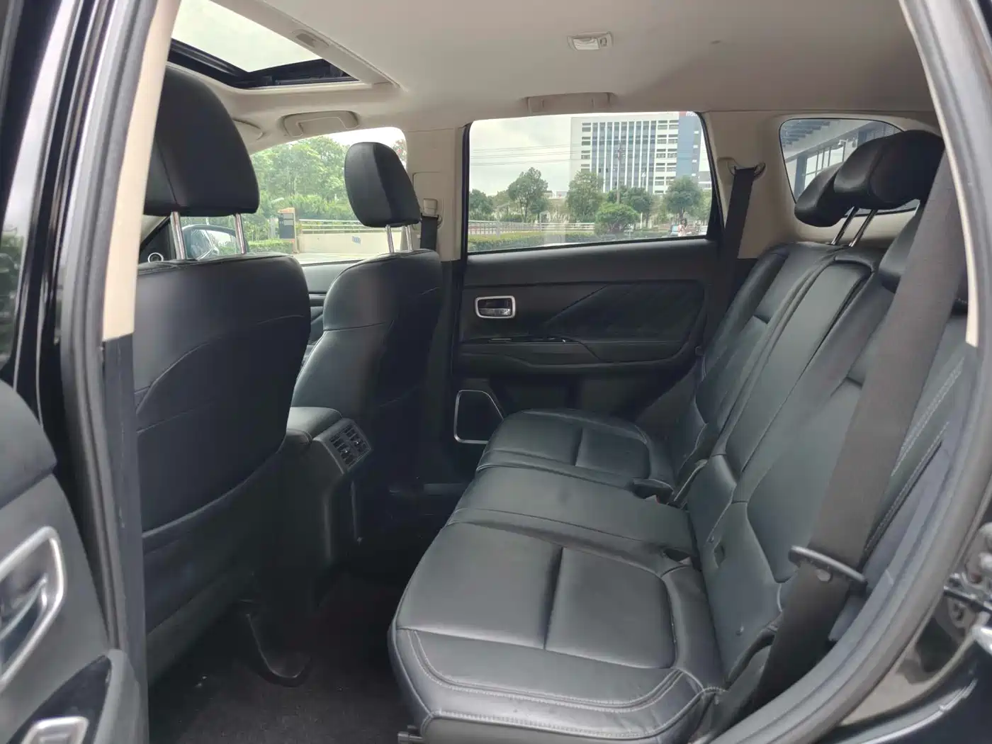 MITSUBISHI OUTLANDER