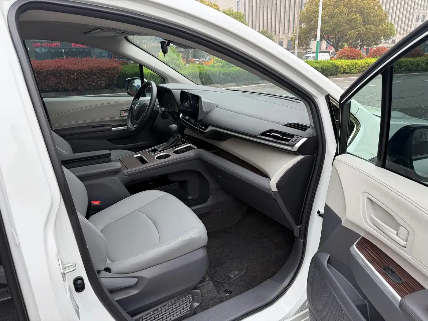 Toyota Granvia 2024 2.5L Hybrid Comfort фото 9