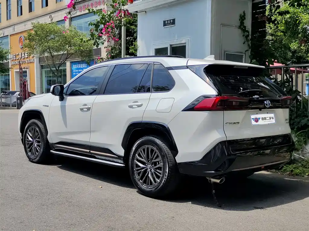 Toyota Wildlander 2024 Hybrid 2.5L E-CVT FWD Luxury PLUS Edition фото 4