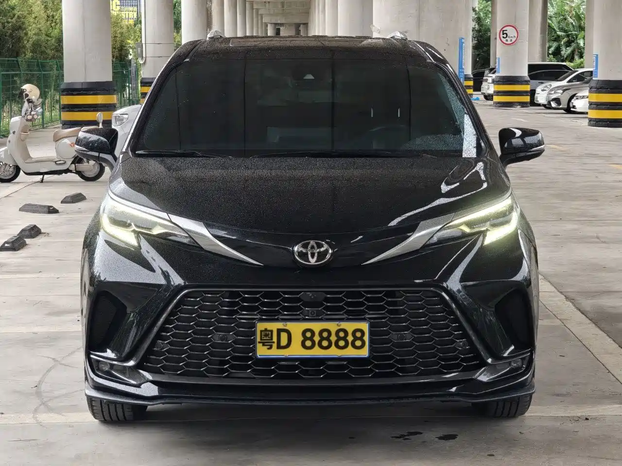 Фото 1 - Toyota Granvia