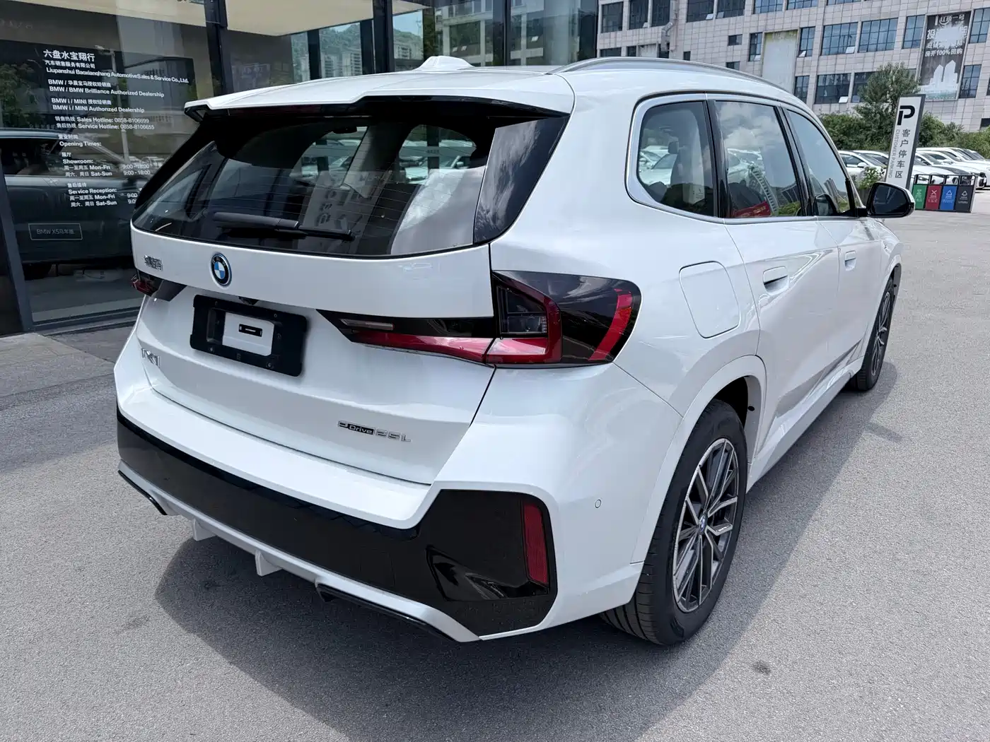 BMW iX1 2023 eDrive25L M Sport Package фото 8