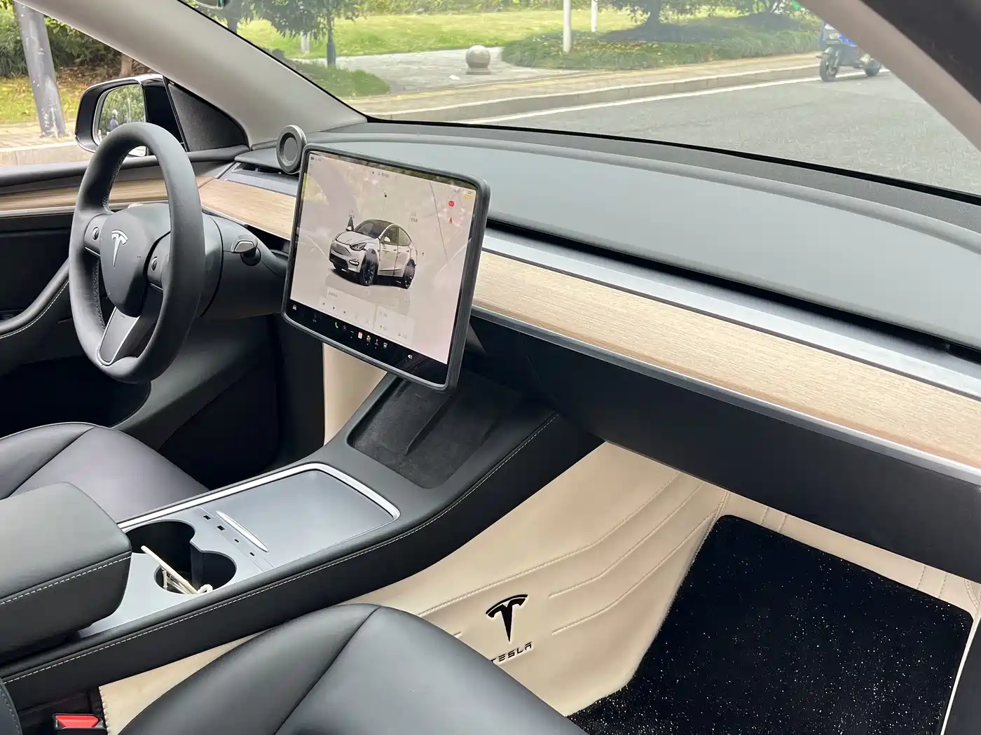 TESLA MODEL Y