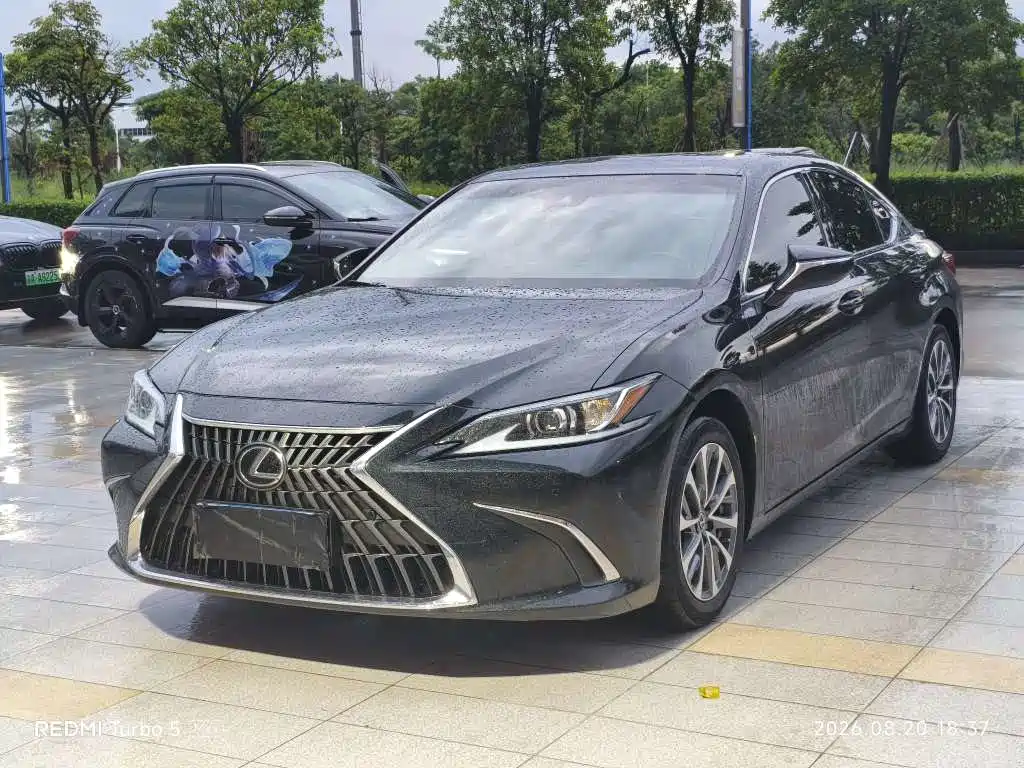 Фото 1 - Lexus ES