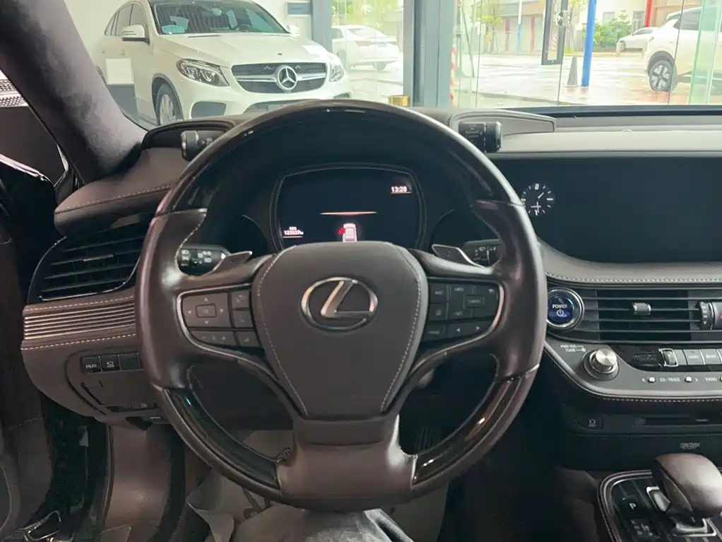 Фото 4 - Lexus LS