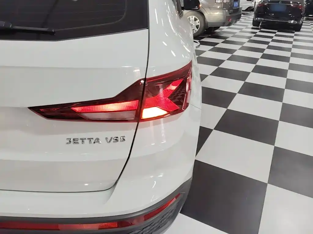 Photo 8 - Jetta VS5