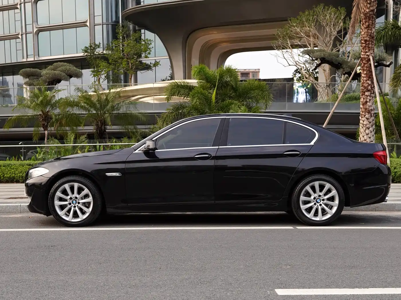 BMW 5 Series 2011 535Li Luxury фото 4