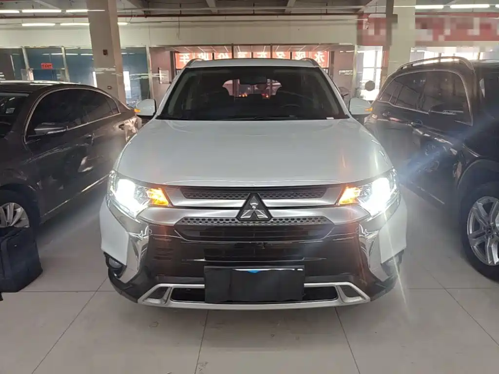 Фото 3 - Mitsubishi Outlander